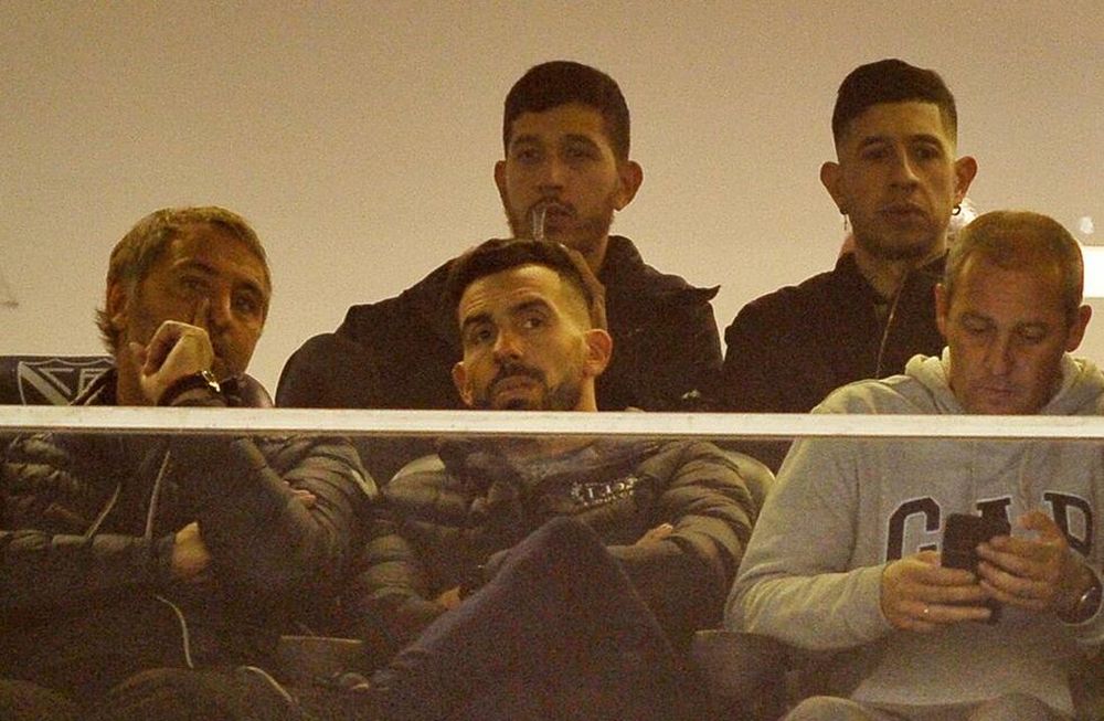 Carlos Retegui (izquierda) aconseja a Carlos Tevez. El ex DT de Las Leonas no será parte del cuerpo técnico del Apache. (ESPN)
