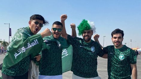 Los hinchas árabes festejaron la victoria de su selección