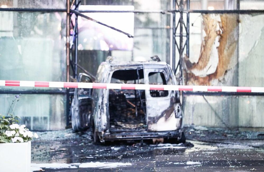 Estrellaron una camioneta contra la sede del diario De Telegraaf en Holanda