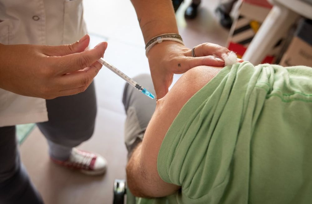 Aseguran que no faltan vacunas para el Covid en Mendoza: cómo accederLuego de la convocatoria de las autoridades sanitarias de mantener al día la aplicación de de dosis, advierten que que se debe ir a los centros habilitados y si responden que no hay, hacer el reclamo. Foto Ignacio Blanco / Los Andes