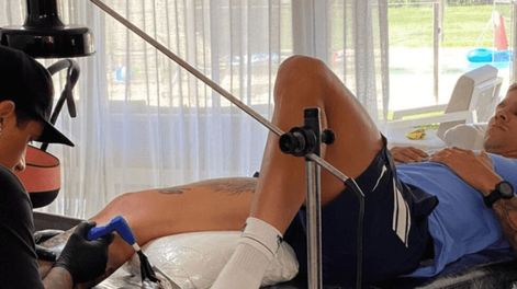 Marco Rojo se tatuó a Diego Maradona con la camiseta de Boca. / Gentileza.