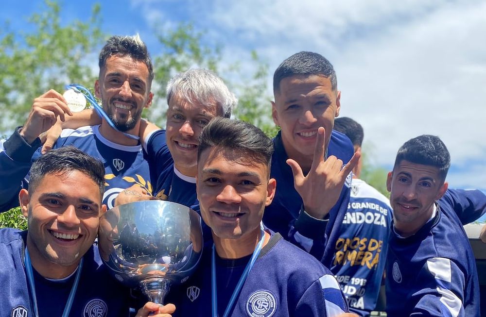 Los campeones de la Primera Nacional y que ascendieron a la Liga Profesional llegaron a Mendoza y festejaron con sus hinchas / Prensa Independiente Rivadavia.