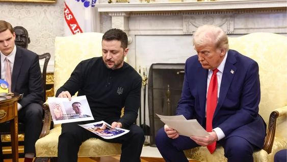 El presidente de Estados Unidos, Donald Trump (d), durante una reunión con su homólogo de Ucrania, Volodímir Zelenski, el 28 de febrero de 2025, en la Casa Blanca. EFE/Jim Lo Scalzo/Pool