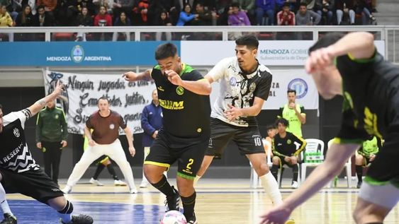 Por el tercer puesto, Cementista venció por 6-3 a La Reserva y se metió en la Liga de Honor 2024. / Genitleza: Christian Sosa  (Futsal de Primera).