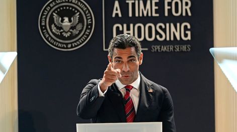 El alcalde de Miami Francis Suarez ofrece entradas para ver a Messi para recaudar fondos para su campaña presidencial.