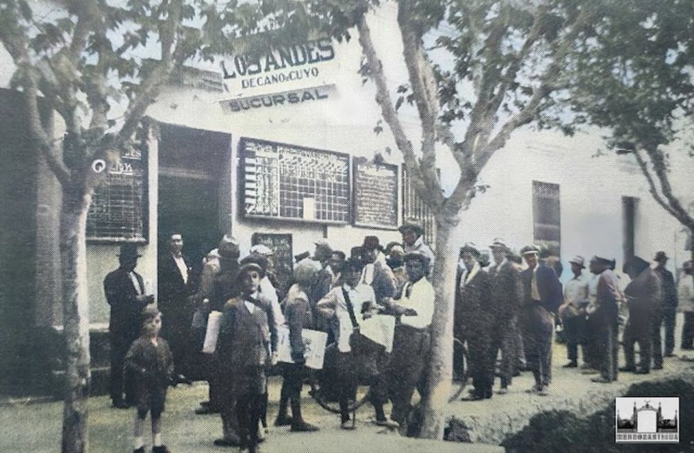 Registro histórico de las pizarras de la Correspondencia de Los Andes en San Rafael
