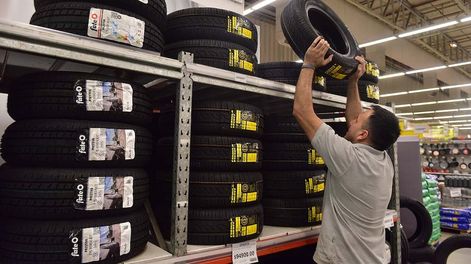 El gobierno anuncia medidas para reducir el cepo importador. (José Gabriel Hernández/La Voz)