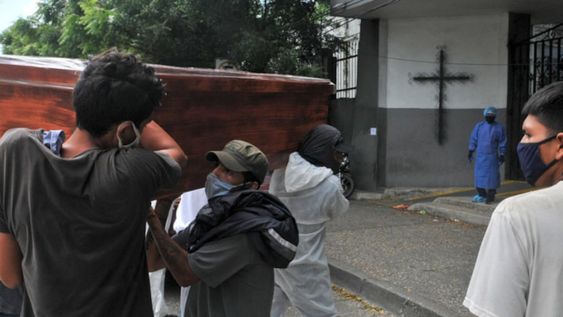 El hecho insólito que ocurrió en una ciudad de Ecuador tomó gran repercusión tras viralizarse el video donde se observa a la mujer bailando