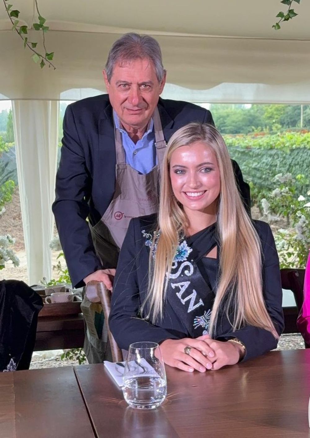 El intendente de San Rafael, Omar Félix, con la reina departamental Azul Antolínez en el Desayuno Real. 