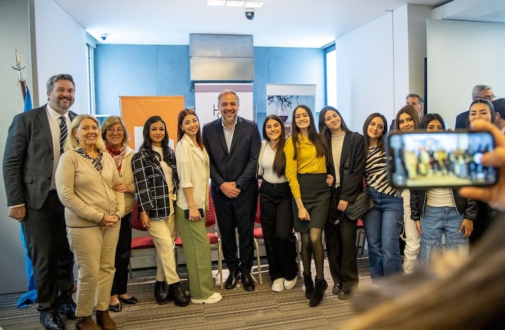 Los responsables del centro junto a los chicos seleccionados para continuar en el programa que es certificado por la Universidad del Salvador.