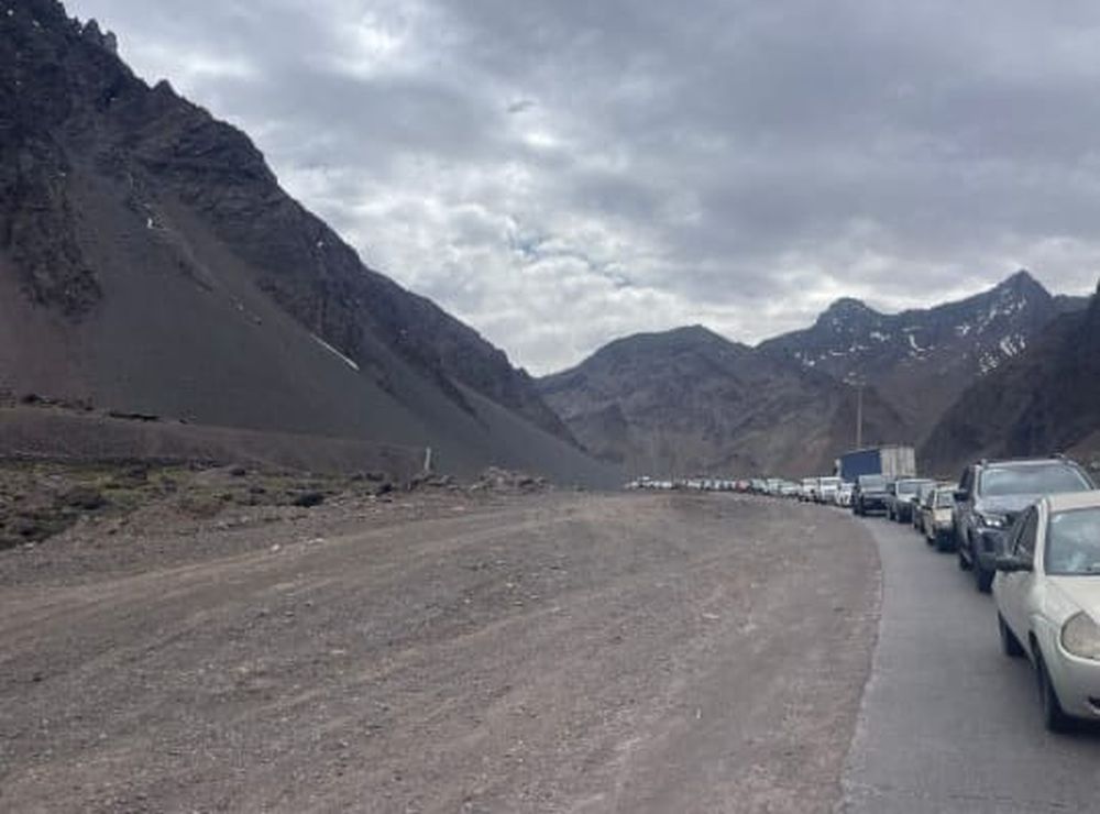 La tediosa espera para cruzar a Chile desde el Paso Internacional Cristo Redentor. 