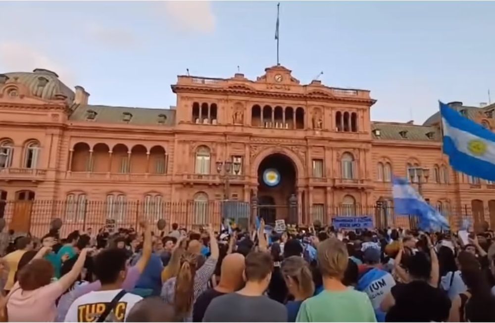 Militantes de LLA marcharon para protestar contra un supuesto fraude electoral. Foto Captura: YouTube / Agenda Solidaria Noticias