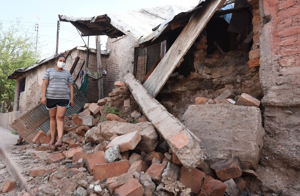 Patricia González y sus dos hijos perdieron su casa en el barrio Olivares, durante una de las tormentas de febrero. Su casa quedo inhabitable y ahora pide ayuda. Mariana Villa / Los Andes