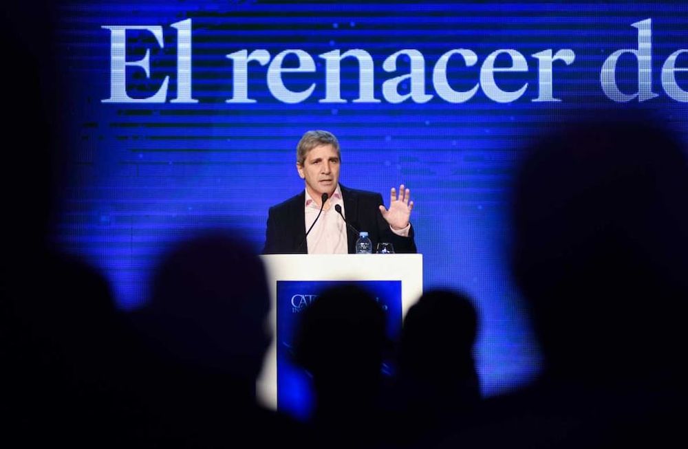 Nosotros no podemos perder nuestro tiempo refutando cada una de estas mentiras, enfatizó el ministro de Economía, Luis Caputo, en un posteo en sus redes sociales. (NA)