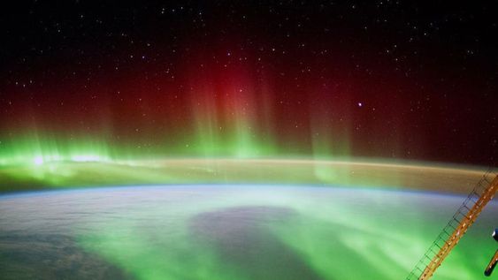 Las auroras son visibles cerca de los polos Norte y Sur como consecuencia de la gran cantidad de iones que fluyen del Sol e interactúan con el campo magnético de la Tierra