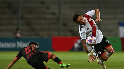 El momento del tremendo golpe que recibió Kranevitter y que terminó con fractura de su tobillo derecho. (La Página Millonaria)
