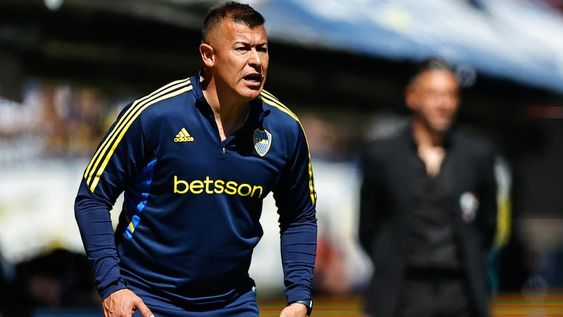 El entrenador de Boca, Jorge Almirón, apuntó con dureza hacia el árbitro mendocino Andrés Merlos.