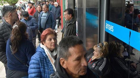Miles de mendocinos se agolparon en las oficinas de ANSES para tramitar el Ingreso familiar de emergencia (IFE)Foto: Orlando Pelichotti