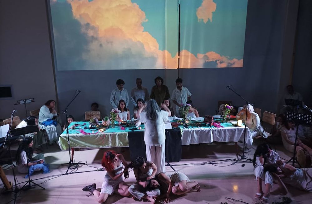 El Coro Amicana junto con artistas invitados crea un espectáculo multisensorial.