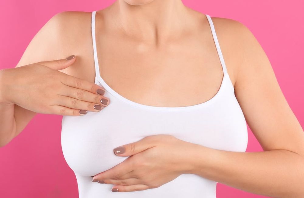 Habitualmente la enfermedad localizada en la mama puede generar un bulto indoloro, que recién es palpable cuando tiene más de 1.5 centímetros.