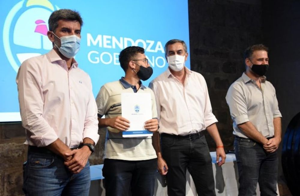 Acto de Mendoza Tec Asociativo.