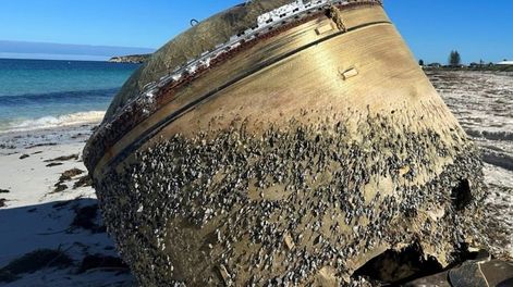 Hallaron un misterioso objeto metálico en una playa de Australia Occidental y despertó todo tipo de especulaciones. Foto: Gentileza Clarín.