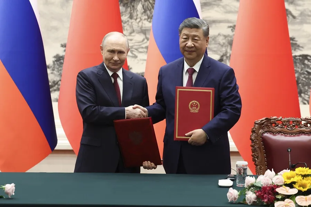 Vladímir Putin junto a Xi Jinping en Pekín