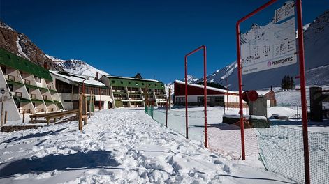 Los Andes | Penitentes, MendozaLa montaña mendocina poco a poco se va vistiendo de blanco, turistas y esquiadores disfrutan de las primeras nevadas en alta montaña.Foto: Ignacio Blanco / Los Andes