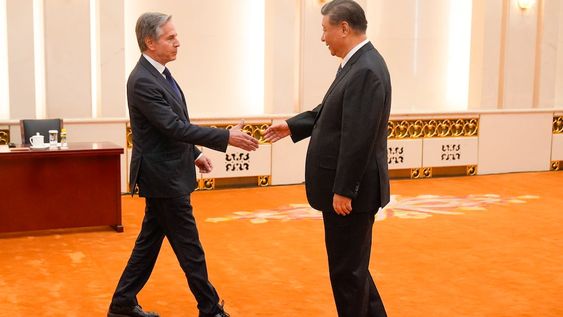 El secretario de Estado de Estados Unidos, Antony Blinken, saluda al presidente de China, Xi Jinping, en el Gran Salón del Pueblo, el 26 de abril de 2024, en Beijing, China. (AP Foto/Mark Schiefelbein, Pool)