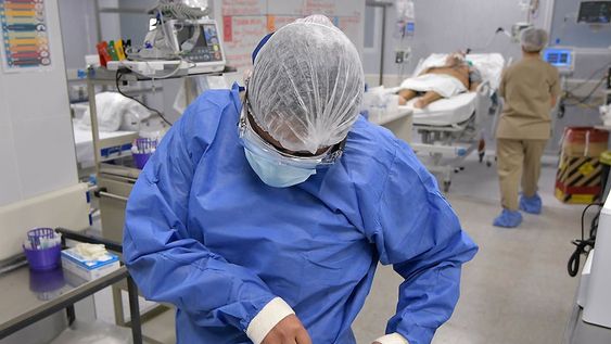 En la provincia, un familiar puede ingresar a terapia a despedirse del paciente. No pueden tocarse pero sí estar cerca. / Foto: Orlando Pelichotti