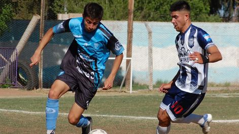 Agustín Fernández, juvenil del Celeste, se lleva la pelota frente a la marca de un jugador de Muni. / Gentileza Emma Rodríguez.