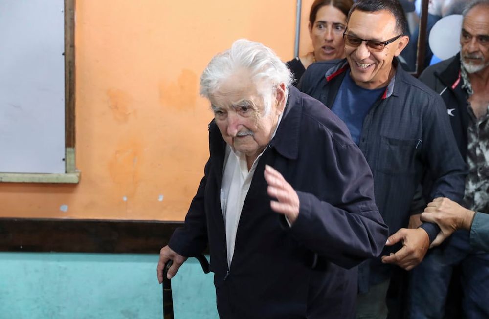 Los 7.225 centros de votación habilitados para la segunda vuelta de las elecciones presidenciales que Uruguay afronta este domingo se encuentran abiertos desde las 8:00 hora local (11:00 GMT). En la imagen, el exmandatario José Mujica a su llegada al centro electoral para votar, este domingo. EFE/Raúl Martínez