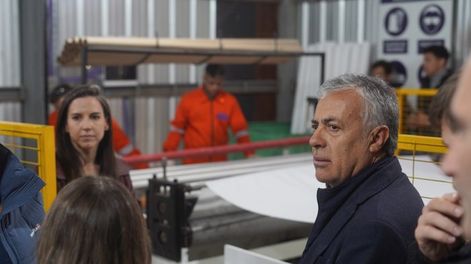 Cornejo confirmó que no asistirá a la convocatoria de Milei durante una visita con parte de su gabinete a una fábrica que funciona en la cárcel de Almafuerte. Foto: Prensa del Gobierno de Mendoza.