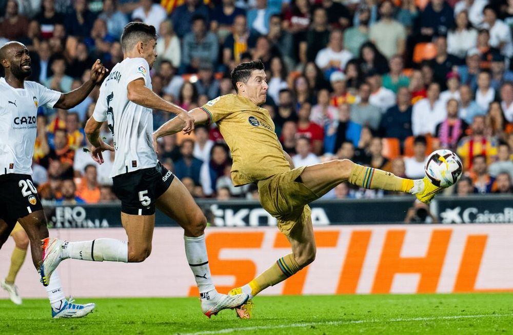 Robert Lewandowski autor del 1-0 para darle el triunfo al Barcelona sobre la hora ante Valencia. (Foto: @FCBarcelona)