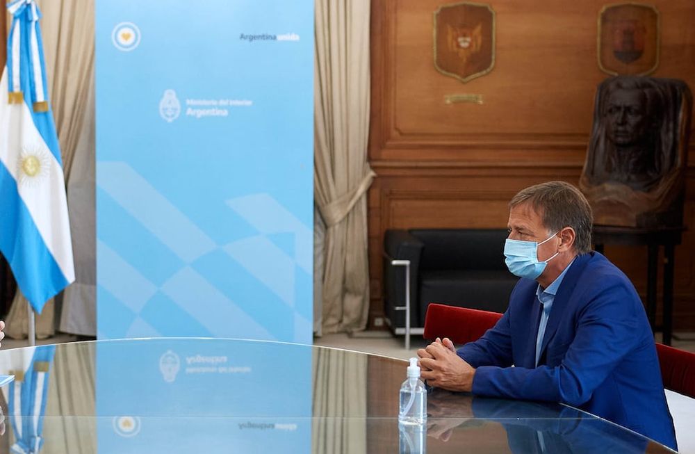 El Gobernador y el ministro del Interior ayer en Casa Rosada. Suárez hizo el pedido más esperado por el sector turístico local: la apertura de la frontera con Chile.