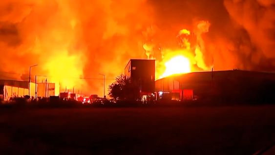 Una impresionante explosión se produjo este viernes por la noche sobre la central térmica de Ezeiza y, como consecuencia del impacto, explotó una fábrica lindera, generando alerta entre los vecinos de la zona.