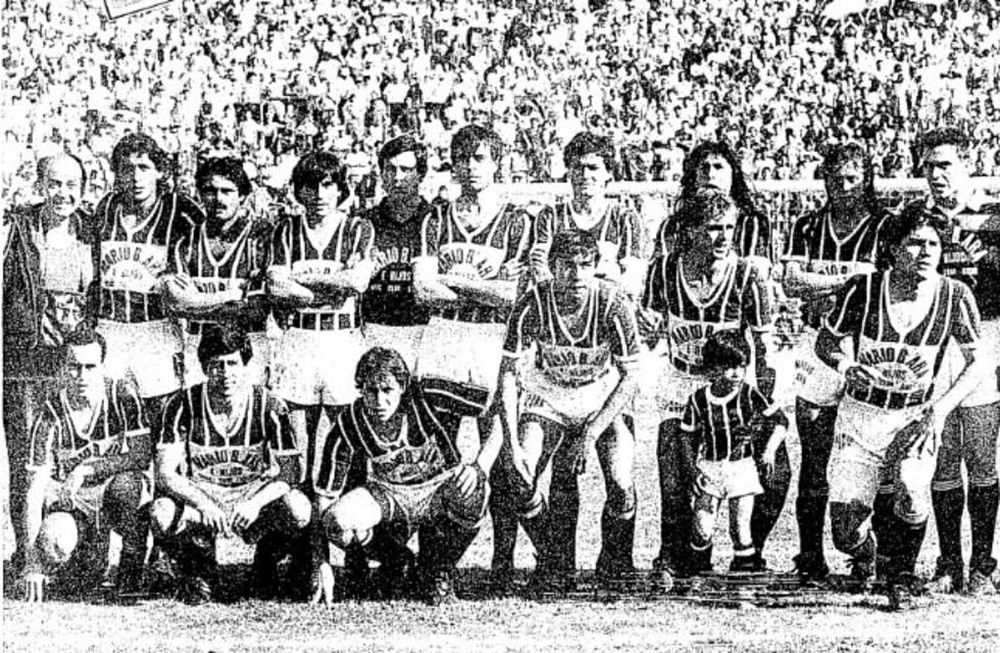Campeones. Parados: Rafael Iglesias, Antonio Zapata, César Altamirano, Sergio Lolich, Luis López, Néstor Suárez, Cristian Vargas, David Daine, Claudio Manchado, Rubén Maldonado y Mario Yáñez. Agachados: Diego Ferro, Gustavo Navarro, Marcelo Marcucci, Oscar Pereyra, Osvaldo Almeida y Alejandro Abaurre. / Archivo Los Andes.