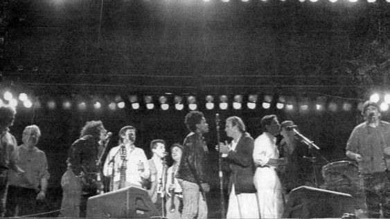 20 años se cumplen este martes 14 de octubre del recital que Amnesty Internacional organizó en Mendoza. Es que en 1988, se cumplían 40 años del nacimiento de la Declaración Universal de los Derechos Humanos. Unas 35 mil personas asistieron al show que trajo a nuestra provincia a importantes artistas internacionales como Bruce Springsteen, Peter Gabriel y Sting, entre otros. En esa ocasión, el Estadio Malvinas Argentinas fue utilizado por primera vez para un recital.