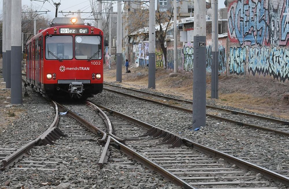 Licitarán obras del Metrotranvia, ramal desde Godoy Cruz hacia el departamento de Luján de Cuyo.Tramo de las vías en la zona de calles Belgrano y Francia  y estación Pellegrini de Godoy CruzFoto: José Gutierrez / Los Andes