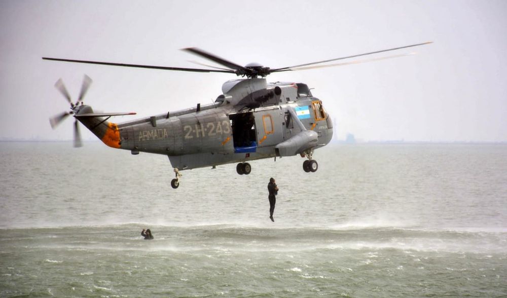 Durante uno de los entrenamientos de rescate, Rocío participa de una maniobra de descenso desde helicóptero. Este tipo de ejercicios forman parte del exigente curso que completó en 2024.
