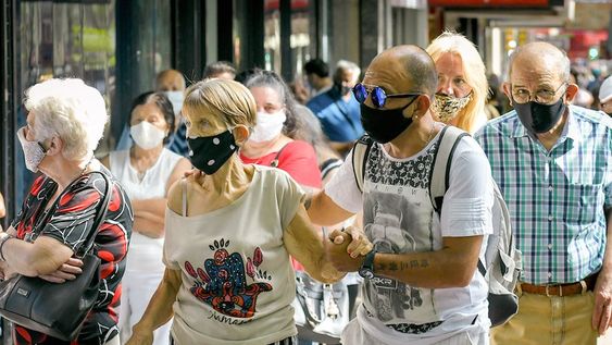 En diciembre se aplica el cuarto aumento del año para jubilados, pensionados y titulares de asignaciones universales de Anses. Además, corresponde el pago de aguinaldos y extras de otros organismos. Orlando Pelichotti/ Los Andes