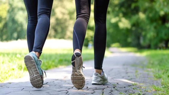 Una caminata diaria, a cualquier hora puede cuidar tu salud siguiendo una cantidad de pasos o minutos correspondientes.