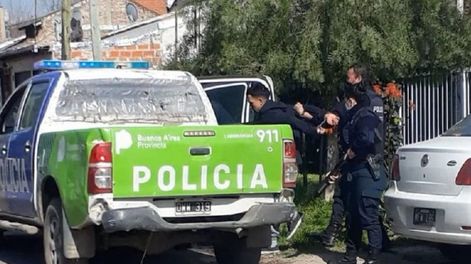 Hallaron el cuerpo de una mujer asesinada y enterrada en su vivienda: su pareja se lo confesó al inquilino. Foto: Policía Bonaerense.