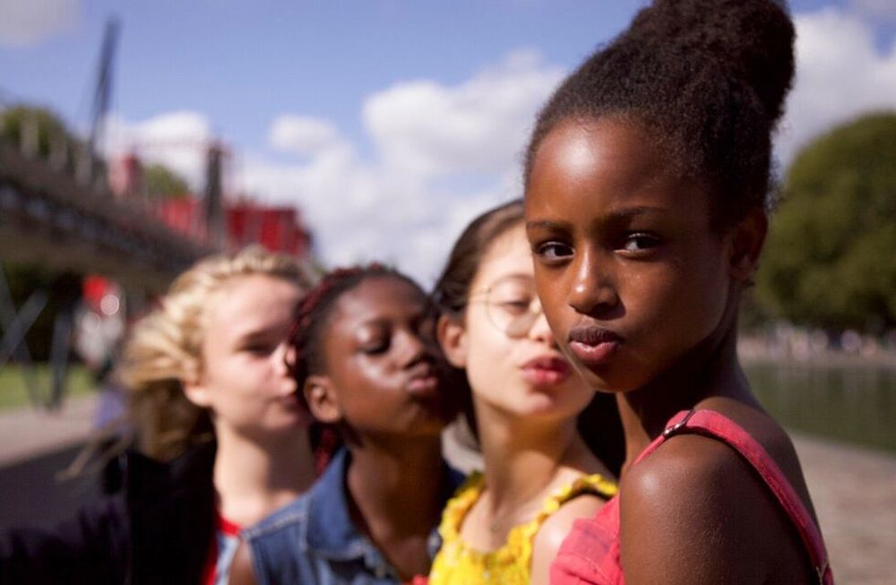 Netflix está en problemas: incriminaron a la plataforma por producir el film obsceno ‘Guapis’”