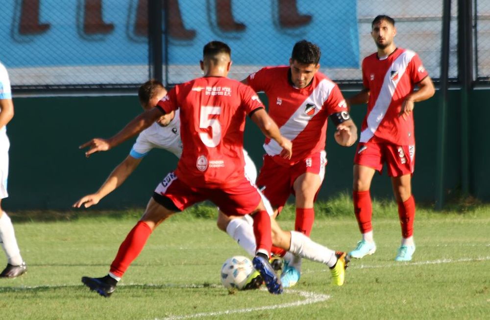 Otra tarde para el olvido tuvo el Cruzado, en la que sumó su tercera derrota consecutiva. El equipo de Sambueza expuso muchos errores en defensa.