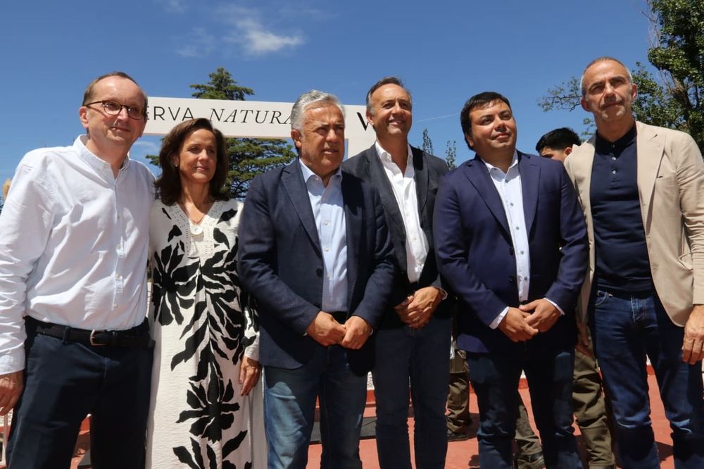 El gobernador Alfredo Cornejo, Silvina Giudici, el intendente Francisco Lo Presti y autoridades de Aguas de Origen, juntos en la foto central del aniversario.  