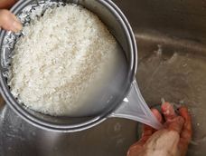 El arroz sin un lavado previo logra unos granos pegajosos y pesados que se notan en la digestión. El arroz sin un lavado previo logra unos granos pegajosos y pesados que se notan en la digestión.