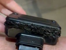Video: así quedó la tobillera electrónica de Bolsonaro tras intentar romperla con una soldadora.