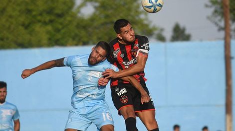 Los Andes | Salinas (16) se eleva en busca del balón con Marciante. Gutiérrez y FADEP empataron sin goles. Foto: José Gutiérrez