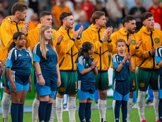Australia escucha su himno antes del inicio del partido contra Turquía en el Mundial 2026.